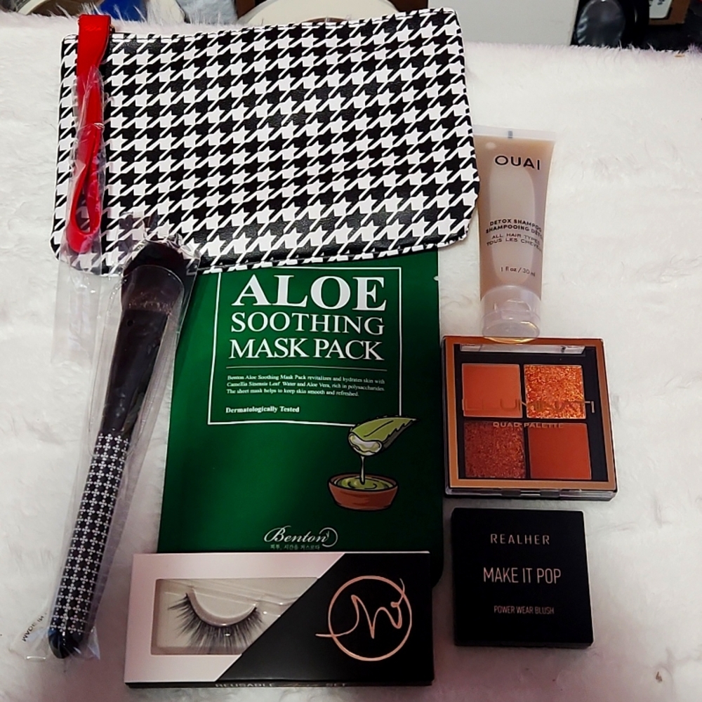 NEW!! Make Up Gift Set!!! Excellent Deal!! - Picture 1 of 14